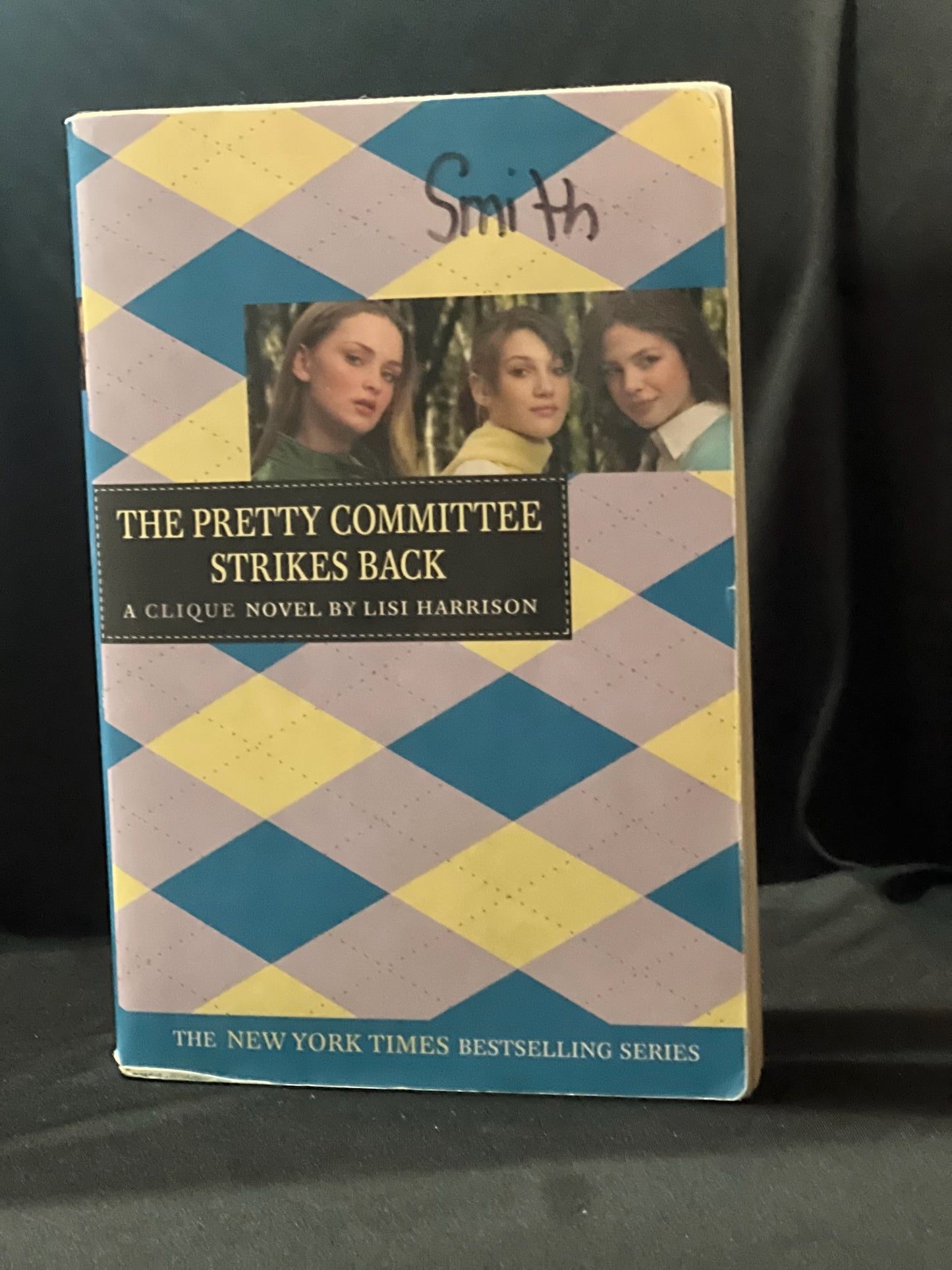The Pretty Committee Strikes Back (A Clique Novel) by Lisi Harrison